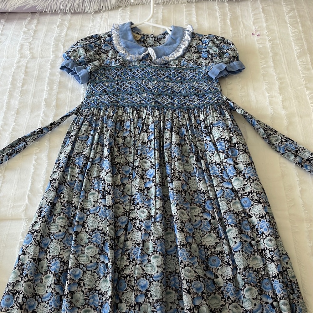 Dress with corduroy collar and sleeves. Smocked